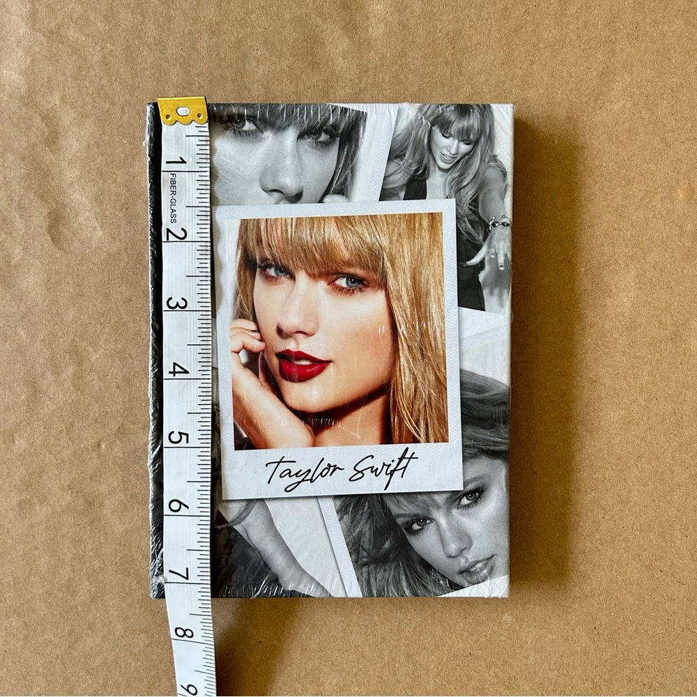 Taylor Swift Collectible Hardcover Book Taylor Swift Spotlight On A Legend Book - Picture 10 of 12